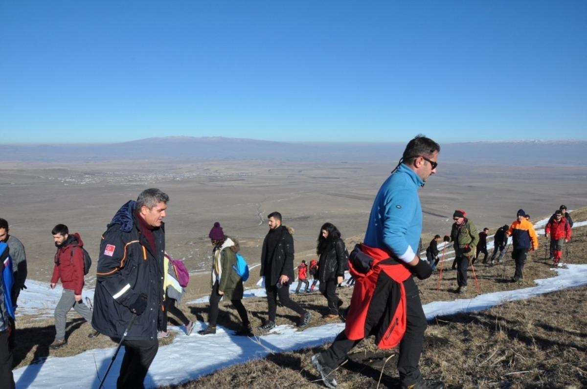 Kars&rsquo;ta AFAD g&ouml;n&uuml;ll&uuml;leri Yahni Dağı&rsquo;na tırmandı