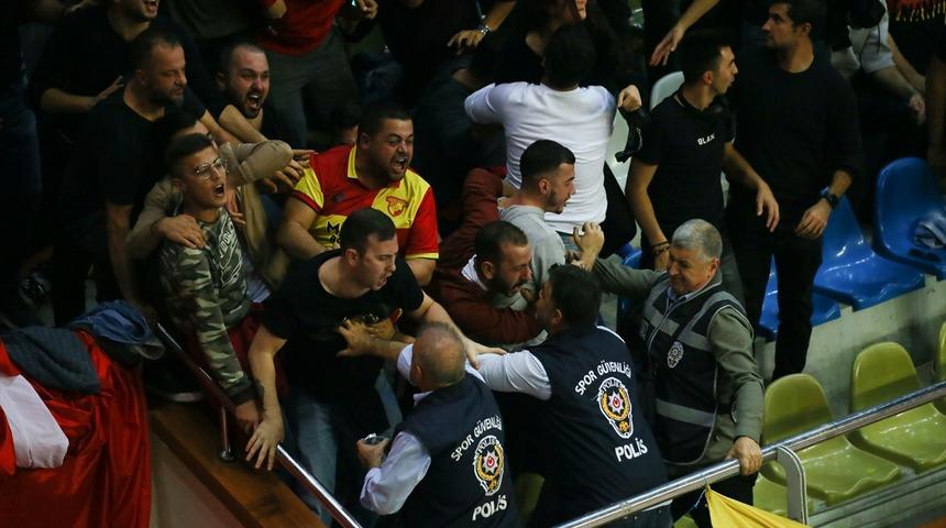 İzmir derbisinde ortalık karıştı!