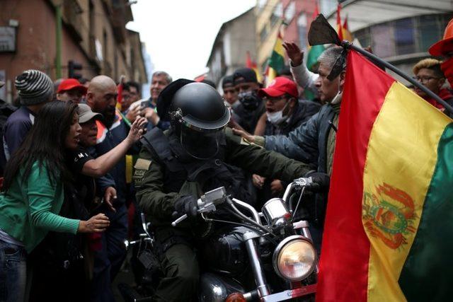 Başkent La Paz'da polis memuruna destek çıkan protestocular