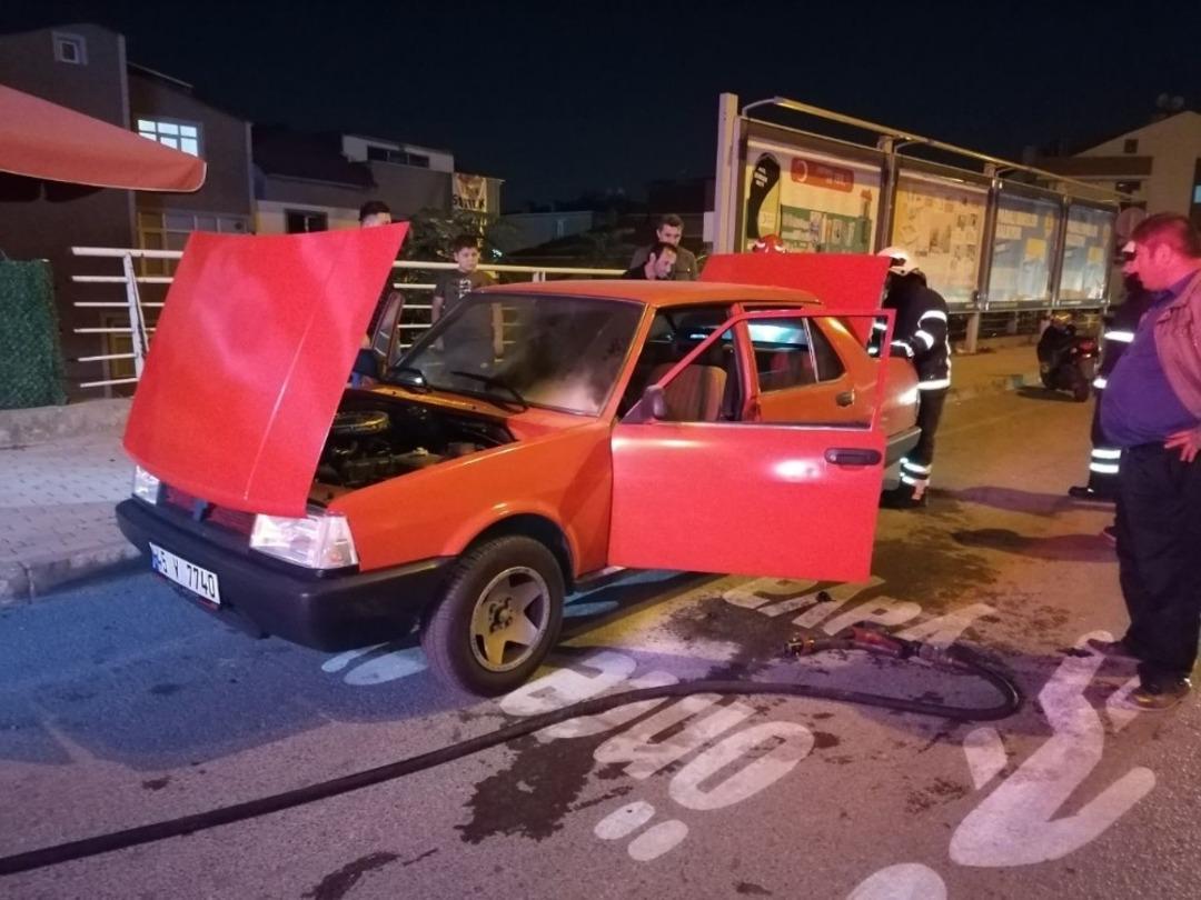 Seyir halindeki otomobilde &ccedil;ıkan yangını itfaiye s&ouml;nd&uuml;rd&uuml;
