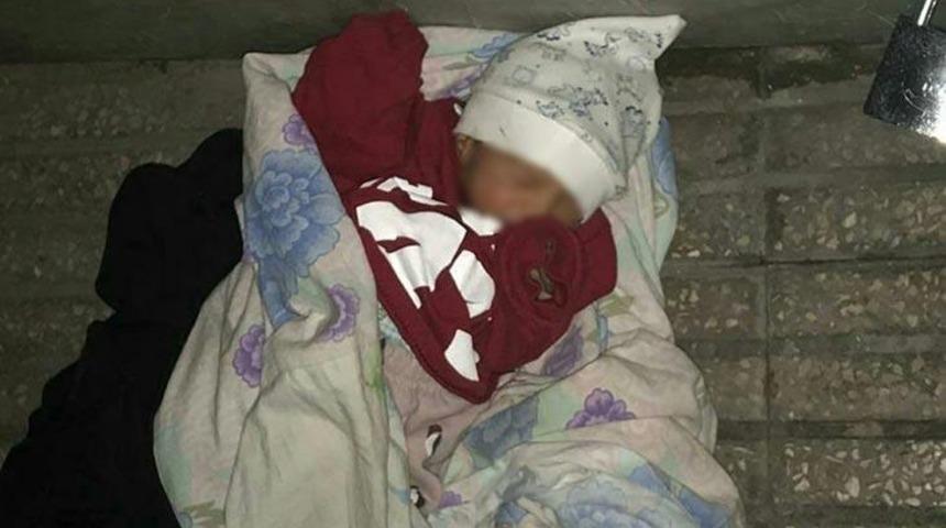 Görünce polisi aradılar! Kaldırım kenarında bulundu