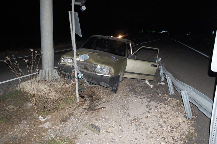 Alkollü sürücü tabelalara çarparak durabildi! G1