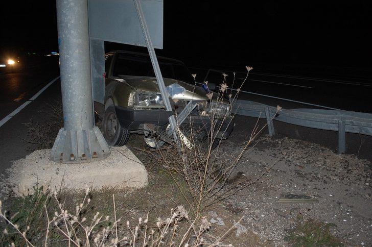 Alkollü sürücü tabelalara çarparak durabildi! G2