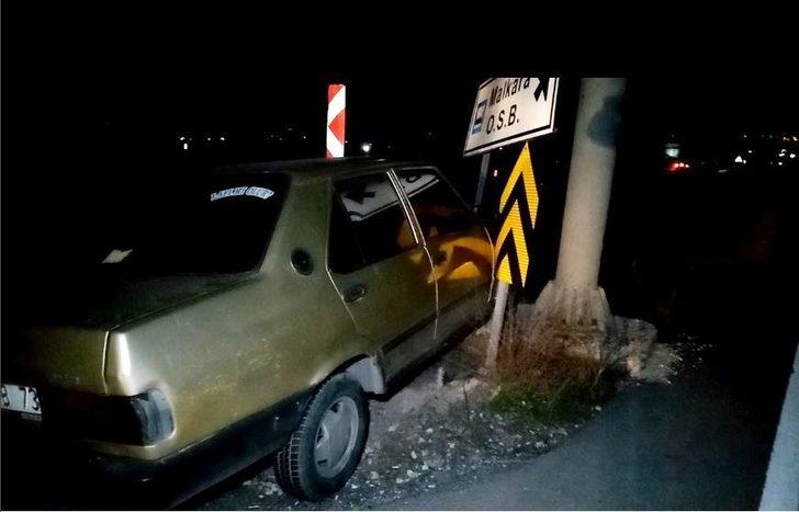 Alkollü sürücü tabelalara çarparak durabildi! G3