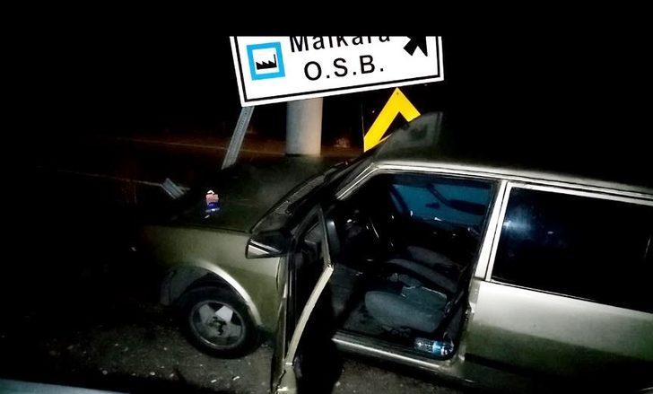 Alkollü sürücü tabelalara çarparak durabildi! G4