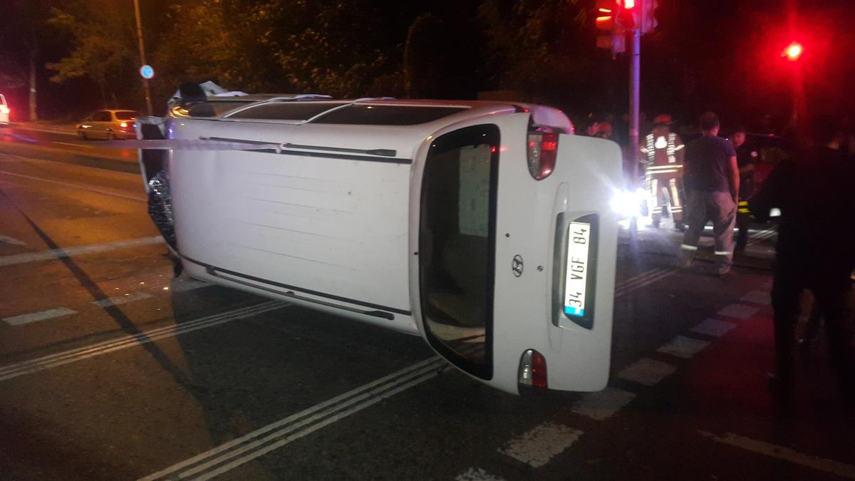 Sarıyer'de otomobille &ccedil;arpışan minib&uuml;s devrildi: 2 yaralı