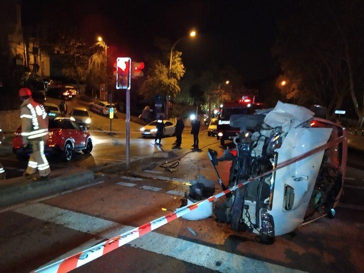 Sarıyer'de otomobille çarpışan minibüs devrildi: 2 yaralı G1