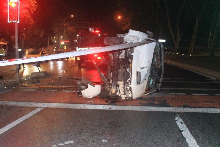 Sarıyer'de otomobille çarpışan minibüs devrildi: 2 yaralı G2
