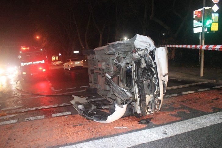 Sarıyer'de otomobille çarpışan minibüs devrildi: 2 yaralı G3