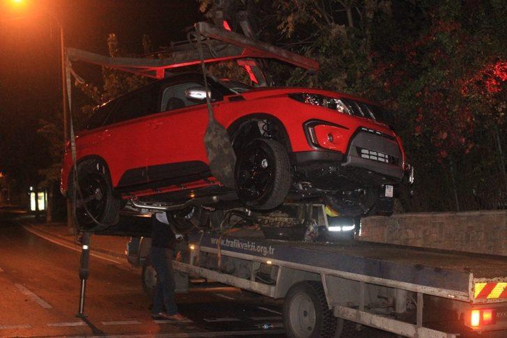 Sarıyer'de otomobille çarpışan minibüs devrildi: 2 yaralı G5