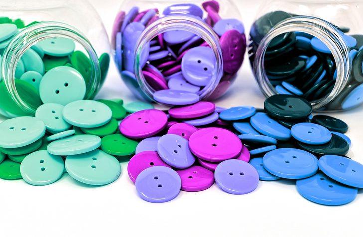 Onların kıyafetlerindeki düğmeler neden solda? G1