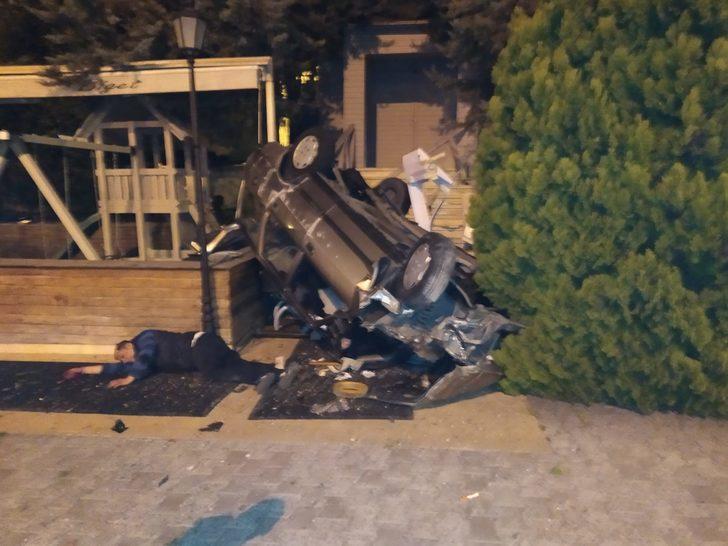 Avcılar'da otomobil restoran bahçesine uçtu: 1'i ağır 2 yaralı G1