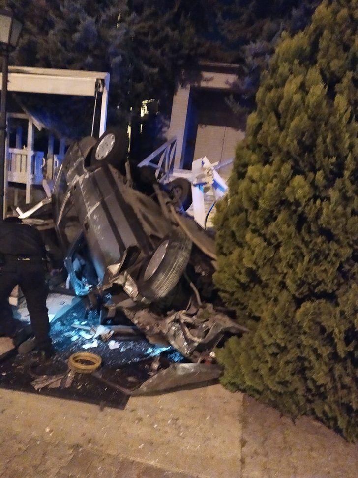 Avcılar'da otomobil restoran bahçesine uçtu: 1'i ağır 2 yaralı G3