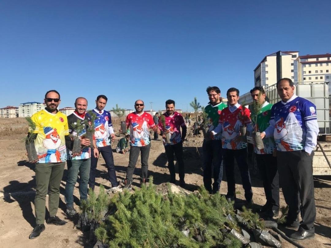 Kars&rsquo;ta Kar Sincapları Spor Kul&uuml;b&uuml; &ouml;ğrencilerle birlikte fidan dikti