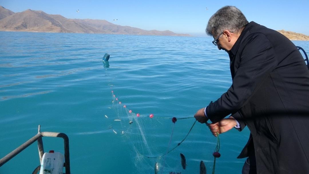 Vali Bilmez &rsquo;Vira bismillah&rsquo; dedi, denizden ağ &ccedil;ekti, ağdan balık ayıkladı