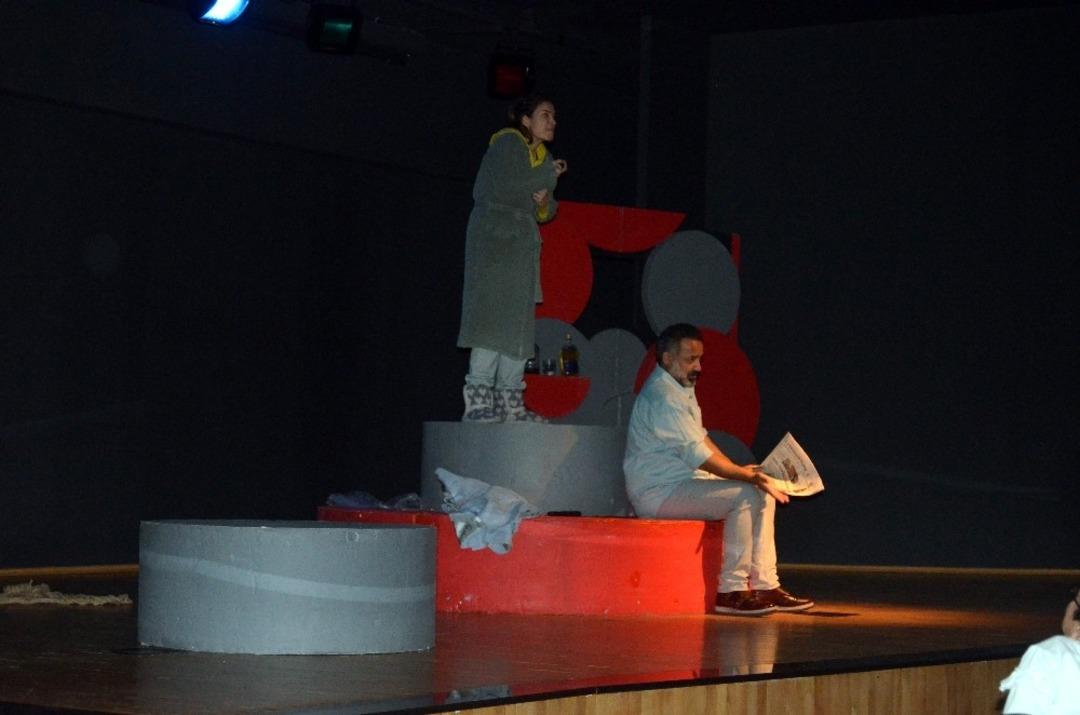 &lsquo;A&ccedil;ık Aile&rsquo; oyunu Didim&rsquo;de sahnelendi