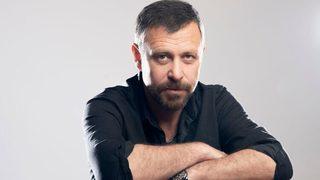 Nejat İşler, sevgilisiyle öpüşürken görüntülendi