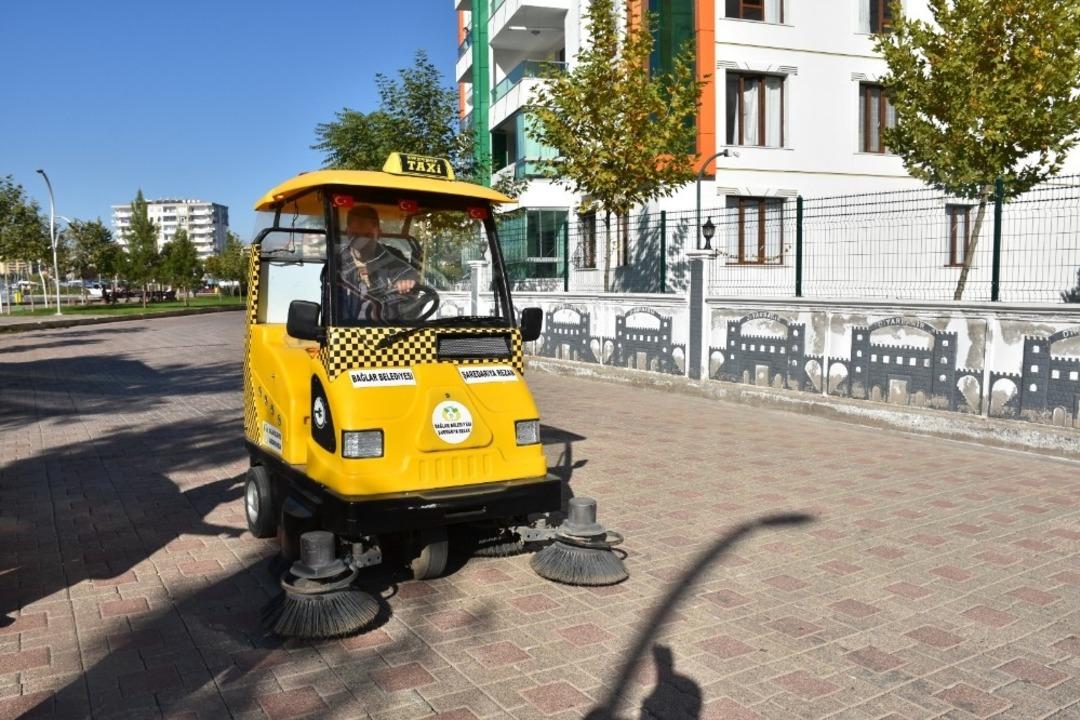 Bağlar parklarında &ccedil;evreci ara&ccedil;larla temizlik d&ouml;nemi