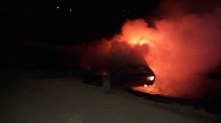 Park halindeki ara&ccedil; alev alev yandı