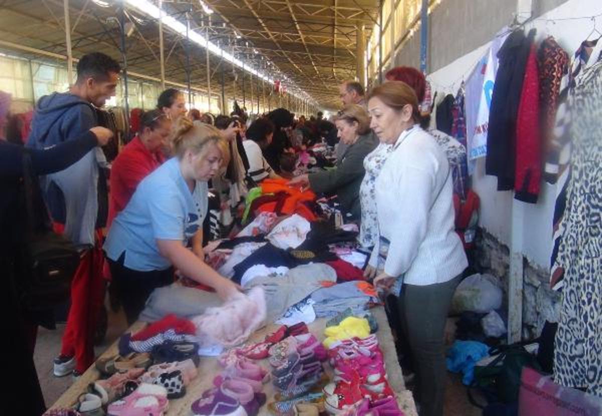 Fethiye'de ayda bir kez kurulan ikinci el kıyafet pazarına yoğun ilgi