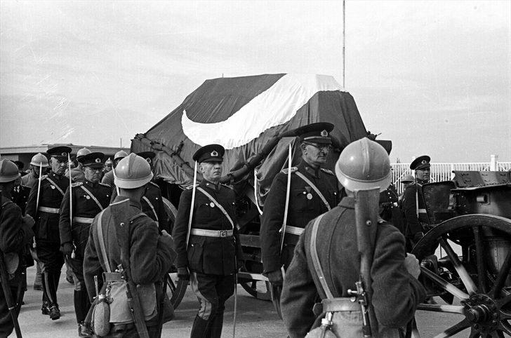 Atatürk'ün cenazesinden görüntüler! TBMM'ye böyle götürüldü G1