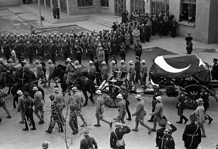 Atatürk'ün cenazesinden görüntüler! TBMM'ye böyle götürüldü G3