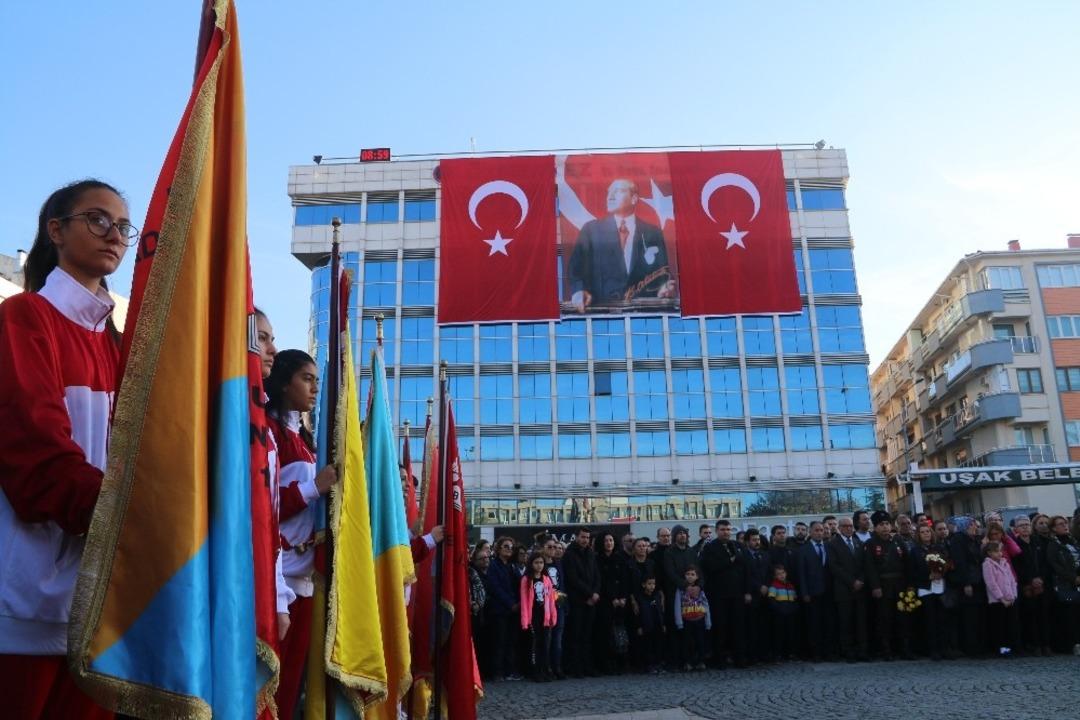 Atat&uuml;rk &ouml;l&uuml;m&uuml;n&uuml;n 81. yıl d&ouml;n&uuml;m&uuml;nde Uşak&rsquo;ta anıldı