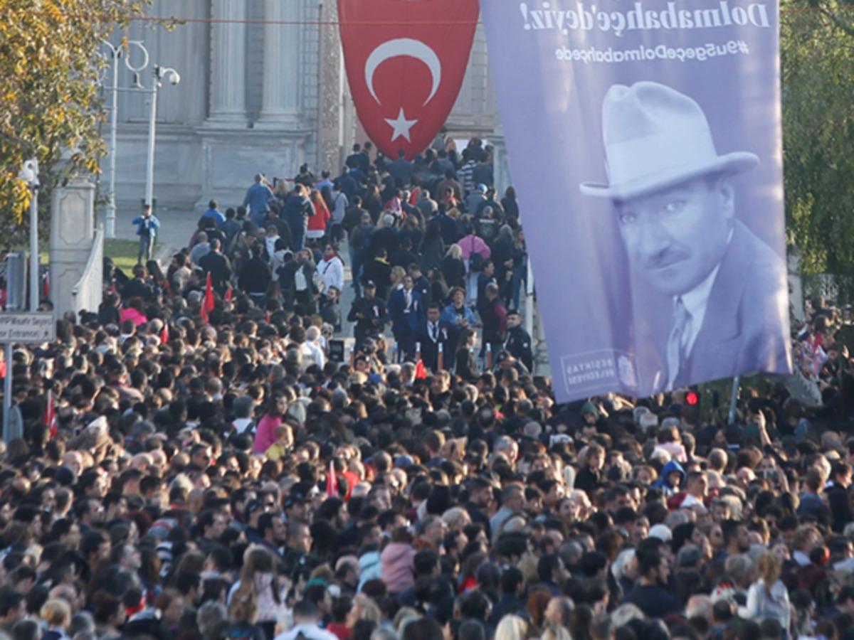 T&uuml;m T&uuml;rkiye'de saat 9'u 5 ge&ccedil;e hayat durdu