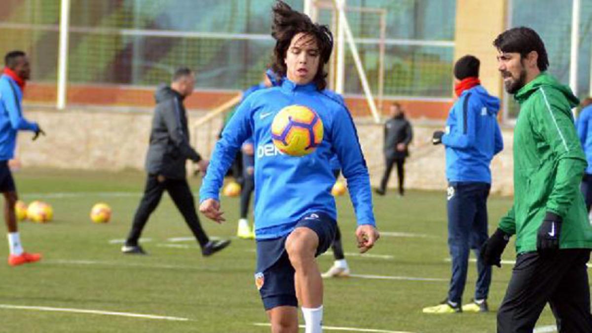 S&uuml;per Lig tarihine ge&ccedil;en Emre Demir, babasını gururlandırdı