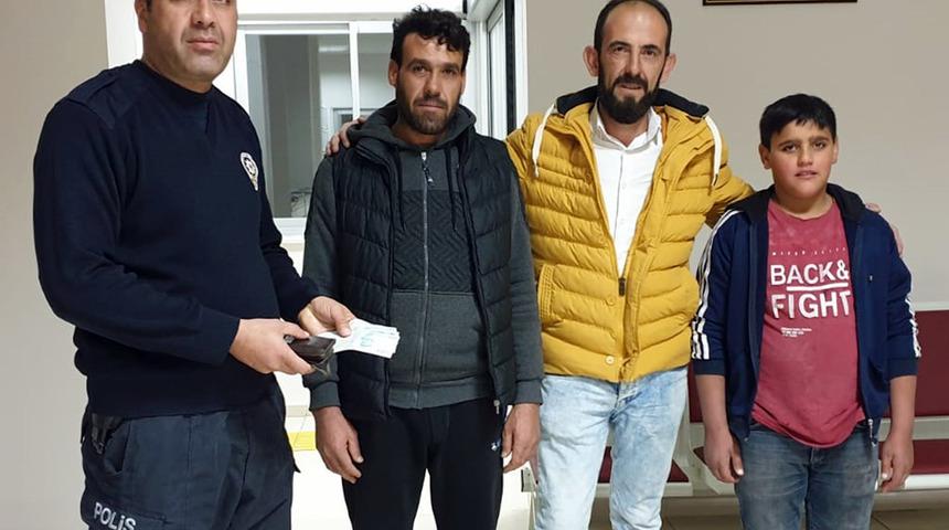 Suriyeli baba ve oğlu, buldukları cüzdanı polise teslim etti