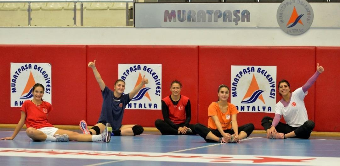 Muratpaşa Belediyespor kadın hentbol takımının hedef galibiyet