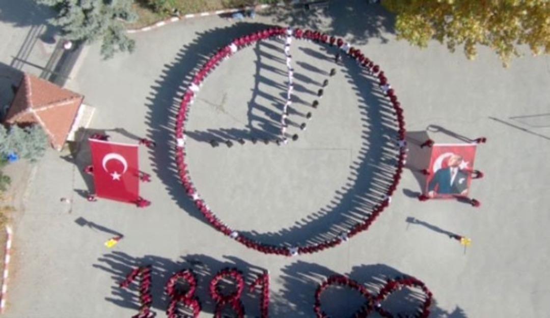 &Ouml;ğrenciler koreografi ile Atat&uuml;rk&rsquo;&uuml; andı