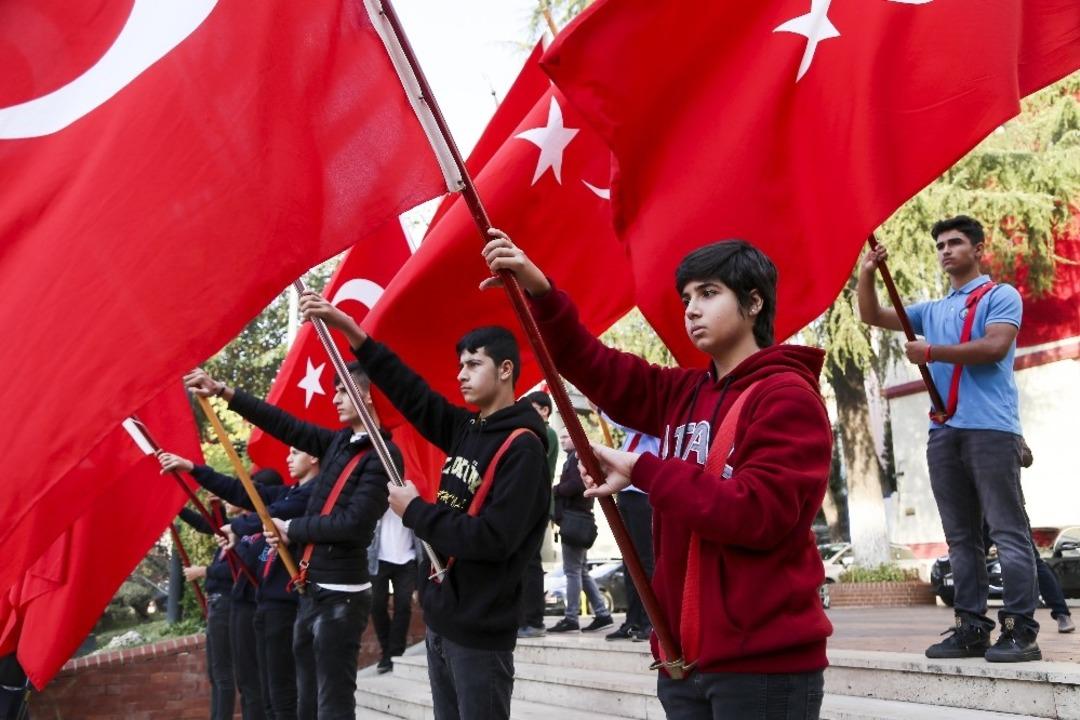 Efeler, Atat&uuml;rk&rsquo;&uuml; &ouml;zlemle andı