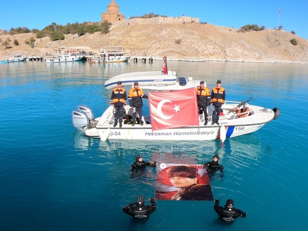 Jandarma su altı ekibi 10 Kasım i&ccedil;in Van G&ouml;l&uuml;&rsquo;ne daldı