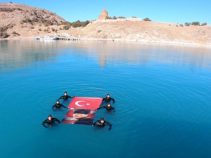 Jandarma su altı ekibi 10 Kasım için Van Gölü’ne daldı G4