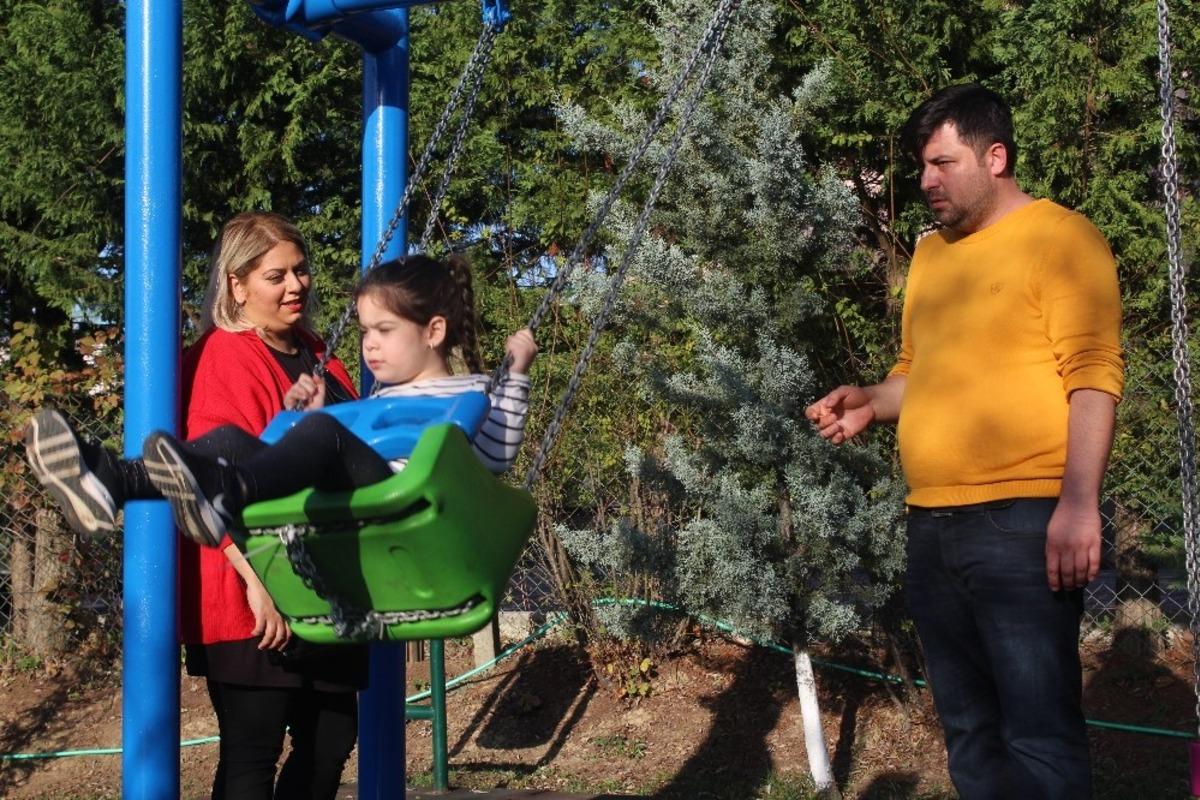 Otizmli kızının ilk kez konuştuğunu duyan anne g&ouml;zyaşlarını tutamadı