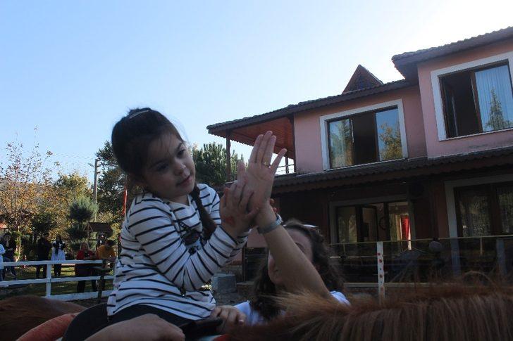 Otizmli kızının ilk kez konuştuğunu duyan anne gözyaşlarını tutamadı G3