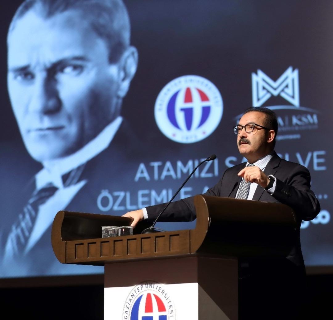 Atat&uuml;rk&rsquo;&uuml;n ebediyete intikalinin 81. Yıld&ouml;n&uuml;m&uuml;nde konuşan Rekt&ouml;r G&uuml;r&rsquo;den &ouml;ğrencilere &ouml;nemli tavsiyeler