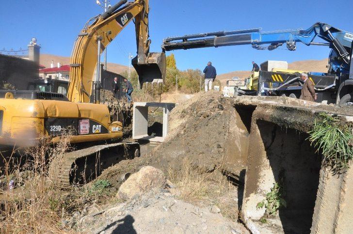 Yüksekova’da menfez yenileme çalışması G3