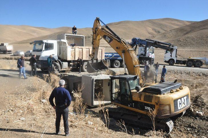 Yüksekova’da menfez yenileme çalışması G4