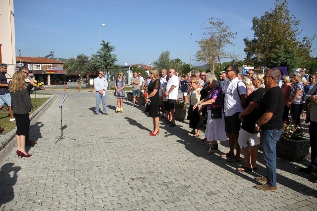 Yerleşik İngilizlerden Atat&uuml;rk&rsquo;e saygı duruşu