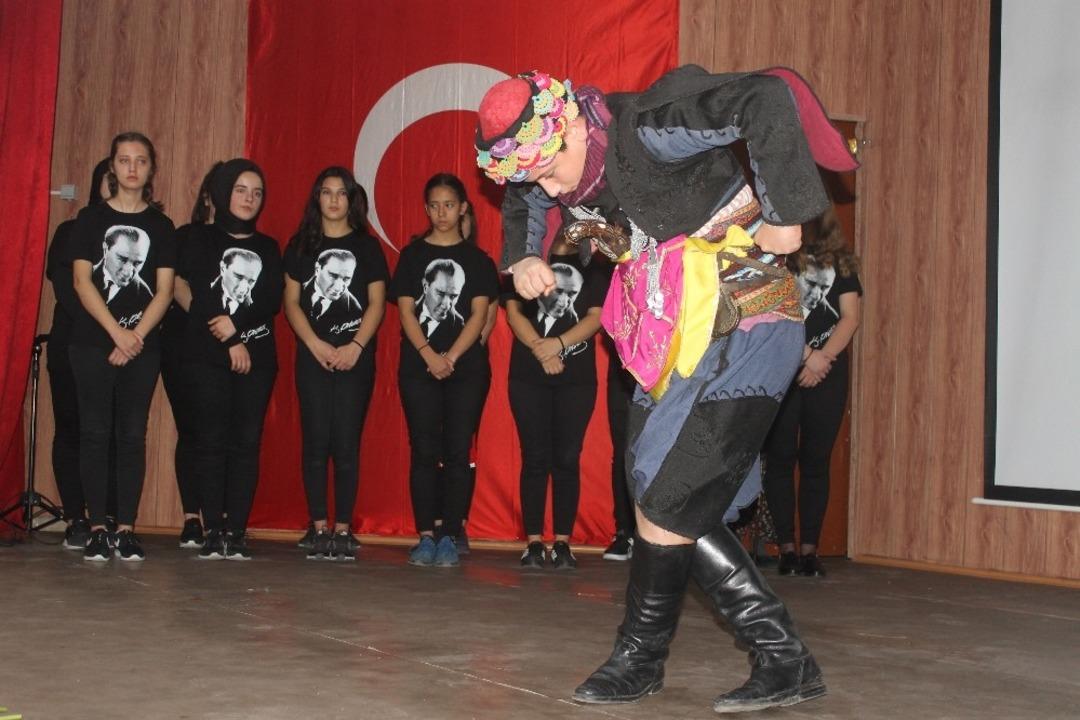 Manyas&rsquo;ta Atat&uuml;rk t&ouml;renlerle anıldı.