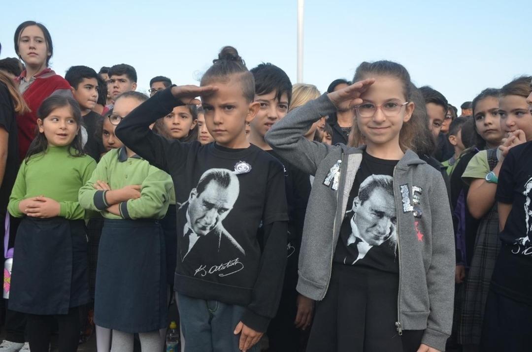 Kuşadası&rsquo;nda 10 Kasım Atat&uuml;rk&rsquo;&uuml; Anma G&uuml;n&uuml; t&ouml;renleri