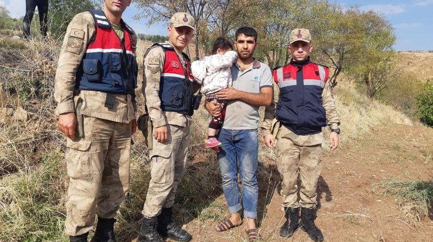 Kaybolan &ccedil;ocuğu bulan jandarma ailesine teslim etti