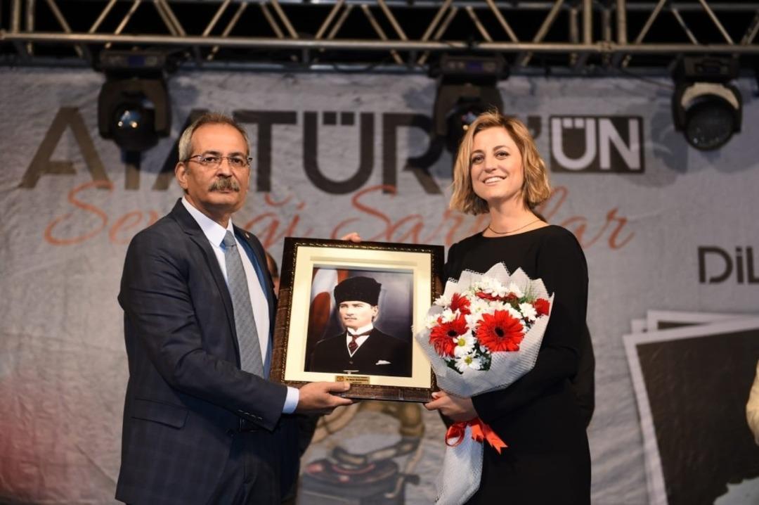 Tarsus&rsquo;ta Atat&uuml;rk&rsquo;&uuml;n sevdiği şarkılar seslendirildi