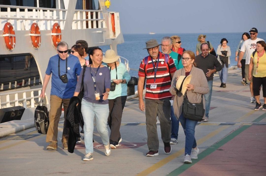 Kuşadası&rsquo;nda kruvaziyer hareketliliği s&uuml;r&uuml;yor