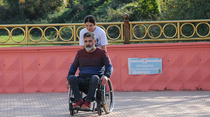 Engelli babasına eşlik etti, halterde Avrupa şampiyonu oldu