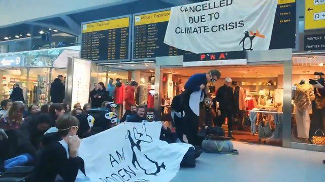 Berlin’de havalimanında iklim protestosu 1