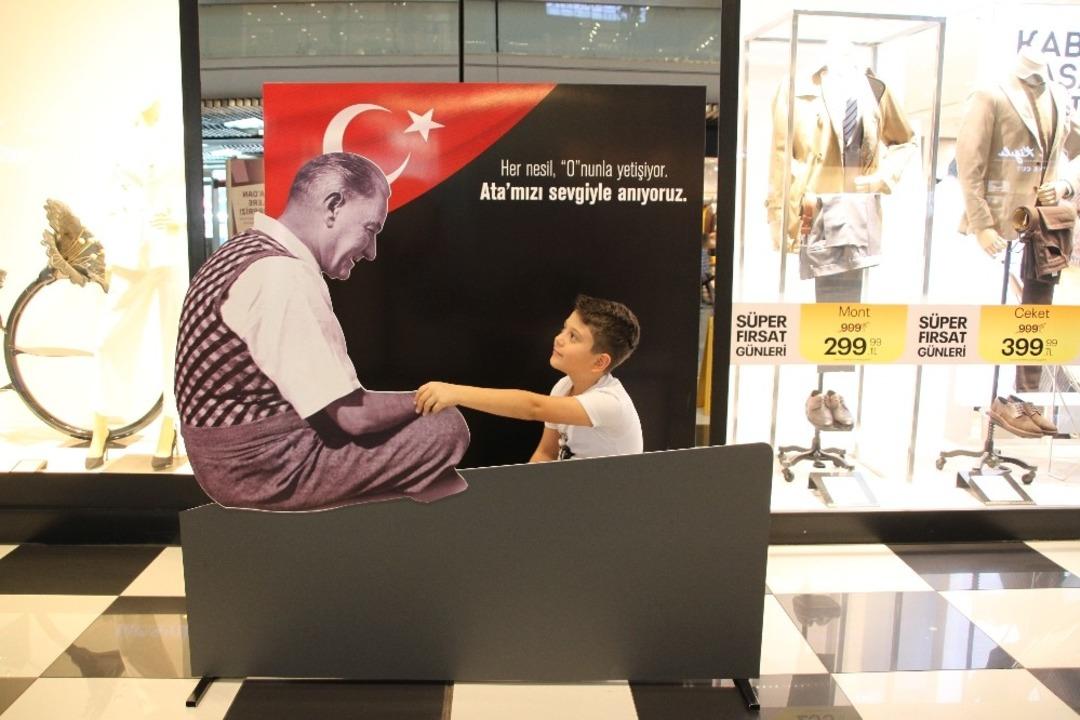 67 Burda AVM ziyaret&ccedil;ileri Atat&uuml;rk&rsquo;&uuml; andı