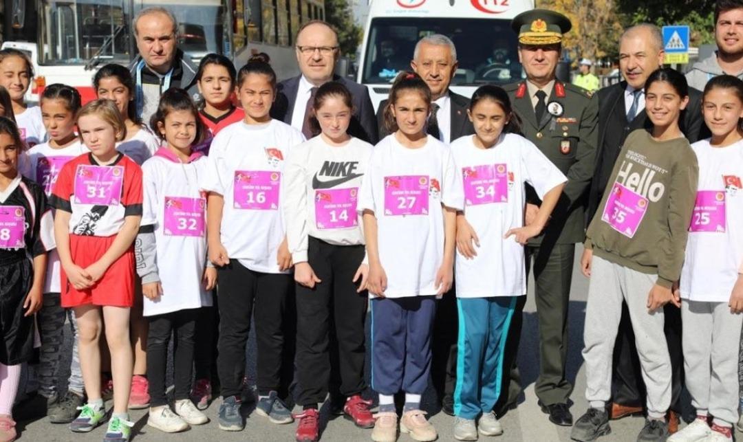 Atletler Atat&uuml;rk Yol Koşusu&rsquo;nda ter d&ouml;kt&uuml;